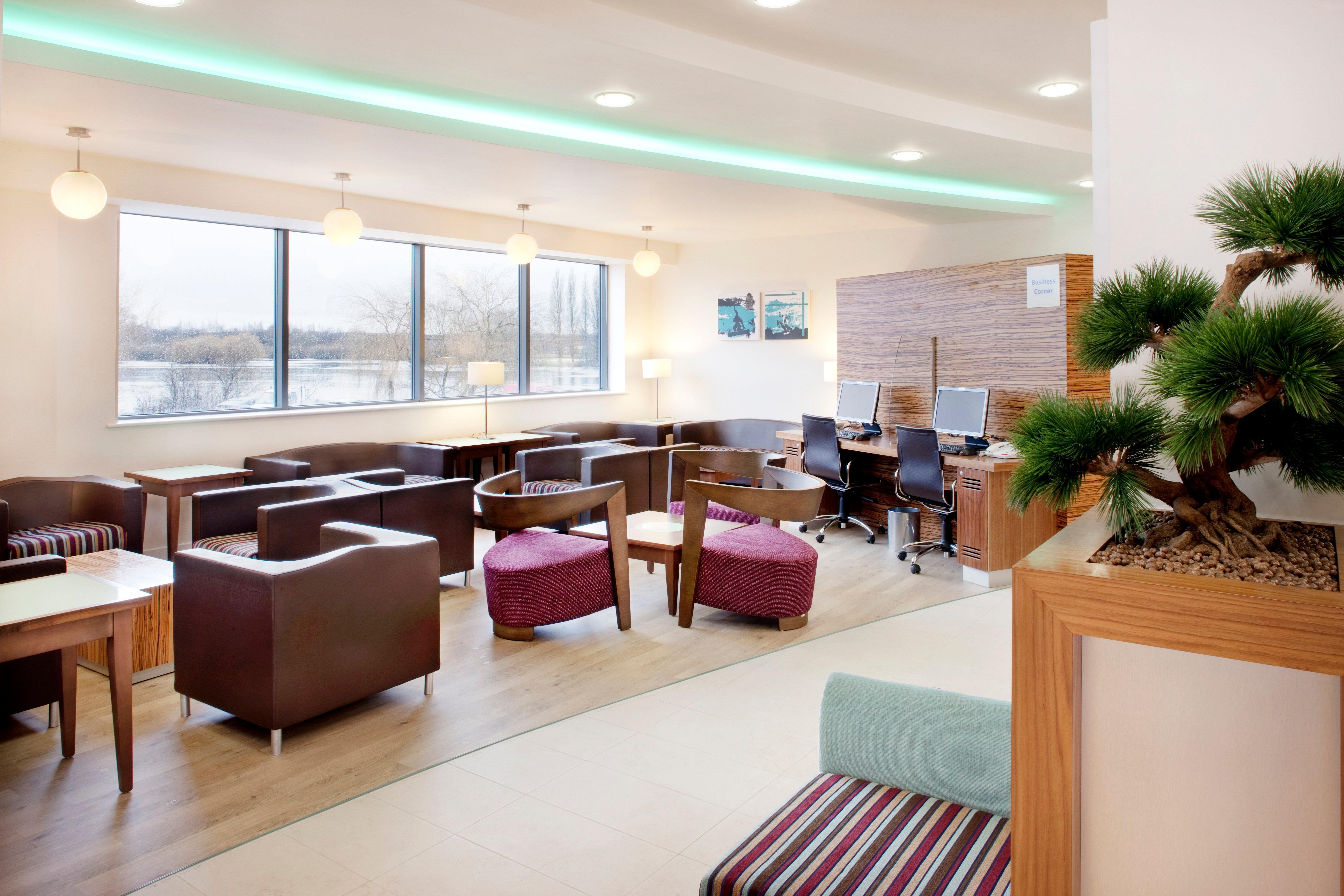 Holiday Inn Express Tamworth By Ihg Exterior foto